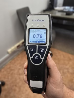 Urządzenie do badania stanu trzeźwości, wskazujące wynik 0,76 mg/l nietrzeźwej kierującej.