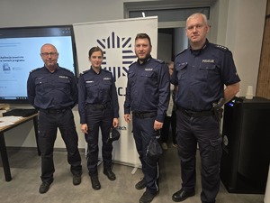 Na zdjęciu trzech policjantów i policjantka-organizatorzy imprezy.