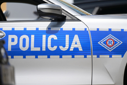Bok radiowozu oznakowanego z napisem POLICJA