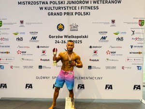 Na zdjęciu zwycięzca zawodów sportowych. fitness i kulturystyki.