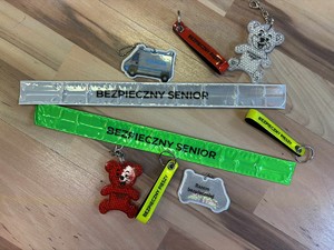 Na zdjęciu widoczne różnych kształtów elementy odblaskowe dla kierowców.