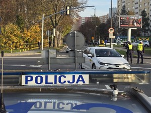 Na zdjęciu policjanci ruchu drogowego podczas zabezpieczenia ruchu w rejonie cmentarza.