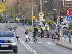 Ruch pieszych i kołowy w rejonie cmentarza. Nadzór nad ruchem pełnią policjanci drogówki.