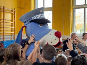 Na zdjęciu uczestnicy spotkania przytulają się do Sznupka