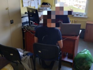 Mężczyzna siedzący na krześle podczas przesłuchania.