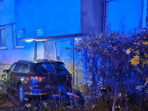 Na zdjęciu samochód, który wjechał w klatkę schodową.
