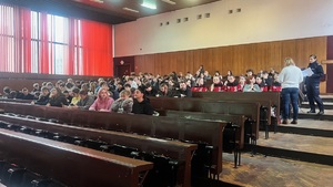 młodzież siedząca w ławkach na auli w Komendzie Miejskiej Policji w  Gliwicach.