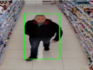 Na zdjęciu młody mężczyzna w krótkich włosach, ciemnej kurtce i ciemnych spodniach.