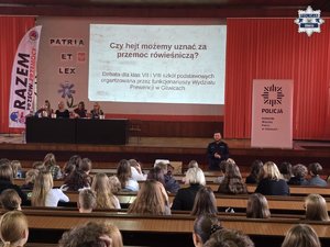 Na auli KMP w Gliwicach prowadzona jest debata dot. przemocy.