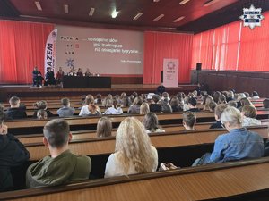 Debata na temat przemocy rówieśniczej w auli KMP