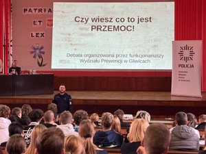 Debata na temat przemocy rówieśniczej w auli KMP