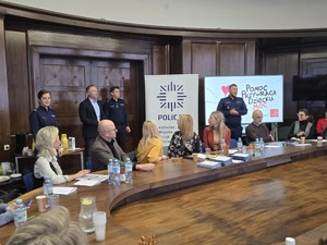 Na zdjęciu debatę rozpoczyna Komendant Miejski Policji w Gliwicach.