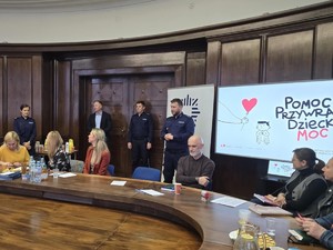 Policjanci przemawiają do uczestników spotkania