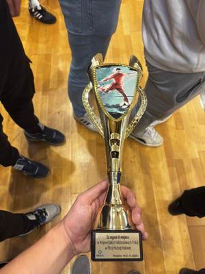 Puchar za zajęcie 3 miejsca w piłce halowej dla drużyny KMP w Gliwicach