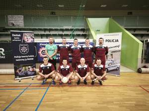 Drużyna piłkarska. Sportowcy pozują do zdjęcia na hali sportowej.