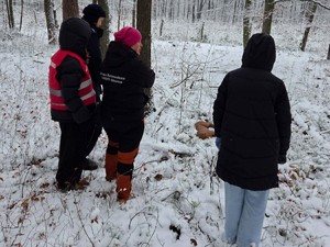 Ratownik udziela instruktażu grupie młodzieży na temat udzielania pomocy zwierzetom.