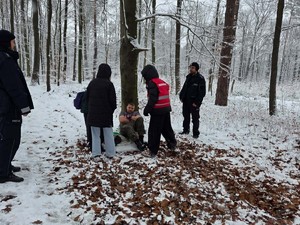 Udzielanie pomocy mężczyźnie w lesie po wychłodzeniu organizmu.