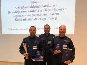 Zdjęcia trzech policjantów po rozdaniu nagród