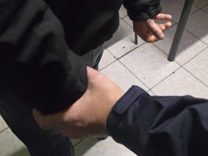 Przygotowanie do założenia kajdanej zatrzymanemu