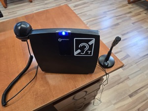 Na zdjęciu pętla indukcyjna dla osób niedosłyszących