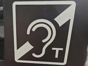 Oznaczenie dla osób niedosłyszących informujące o możliwości skorzystania z pętli indukcyjnej.