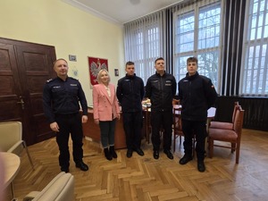 Zdjęcie grup[owe na którym widzimy przedstawicieli Komendy Miejskiej Policji w Gliwicach i Szkoły im. M. Konopnickiej w Pyskowicach