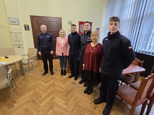 Zdjęcie grupowe uczestników uroczystości podpisania porozumienia.