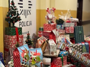 Prezenty leżące na podłodze korytarza