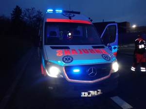 Na zdjęciu stojąca karetka pogotowia.