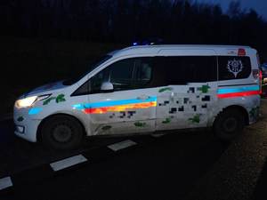 Karetka pogotowia po zdarzeniu drogowym.