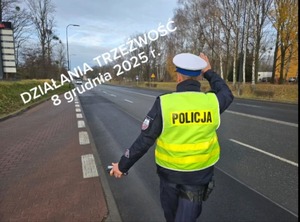 Na zdjęciu policjant zatrzymujący pojazd do badania stanu trzeźwości.