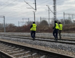 Na torach widzimy funkcjonariusz Policji, Służby Ochrony Kolei i żołnierza Wojsk Obrony Terytorialnej