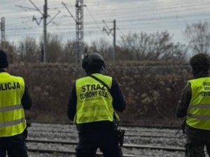 Na torach widzimy funkcjonariusz Policji, Służby Ochrony Kolei i żołnierza Wojsk Obrony Terytorialnej