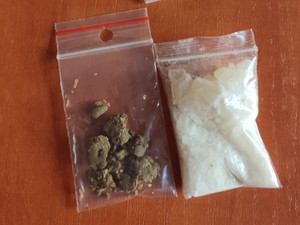 Dwa woreczki z narkorkotykami zatrzymane przez policjantów.