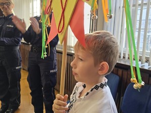 Chłopiec w ludowym ukraińskim stroju z gwiazdą świąteczną.