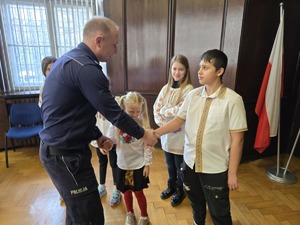 Komendant dziękuje każdemu dziecku z osobna