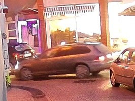 Na zdjęciu ciemny pojazd typu kombi na ulicy