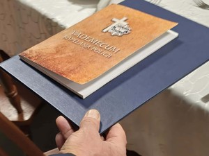 Na zdjęciu Vademecum kapelana Policji
