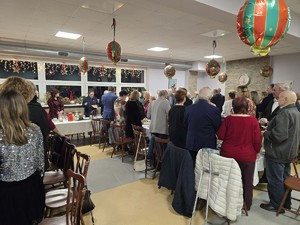 Ksiądz odmawia modlitwę przed wigilia