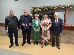 Zdjęcie grupowe pięciu emerytów wyróżnionych podczas spotkania