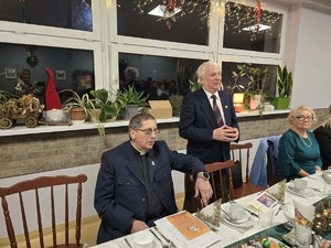 Przy stole siedzi Kapelan Policji. Na stojąco przemawia Przewodniczący koła.