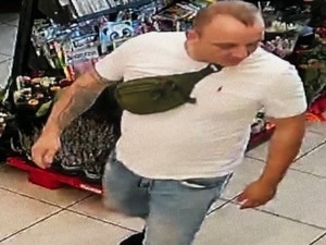 Na zdjęciu młody mężczyzna widoczny w krótkich dżinsowych spodenkach i białej koszulce z krótkim rękawem