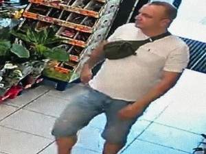 Na zdjęciu młody mężczyzna widoczny w krótkich dżinsowych spodenkach i białej koszulce z krótkim rękawem