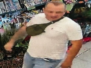 Na zdjęciu młody mężczyzna widoczny w krótkich dżinsowych spodenkach i białej koszulce z krótkim rękawem