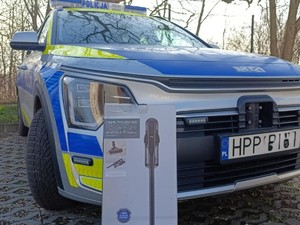 Odkurzacz oparty o radiowóz policyjny