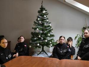 Uczniowie podczas zajęć z technikiem kryminalistyki