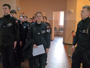 Uczniowie klasy policyjnej stoją w dwuszeregu.