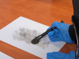 Pobieranie śladów za pomocą pędzla i proszku