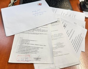 Na zdjęciu otrzymana dokumentacja wraz z kopertą dotycząca bicia rekordu Guinessa