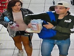 Na zdjęciu młoda kobieta w czarnych włosach ubrana w krótkie spodenki, koszulkę i katanę dżinsową oraz mężczyzna w podobnym wieku, ubrany w czapkę bejsbolową czarną bluzę i spodnie.